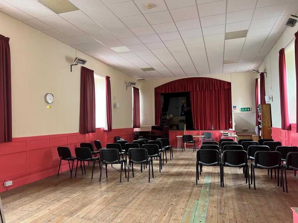 Lot: 49 - FORMER SUNDAY SCHOOL WITH POTENTIAL FOR DEVELOPMENT - Stage room on first floor